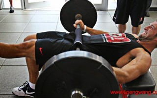如何进行 HIP THRUST 如何进行 HIP THRUST